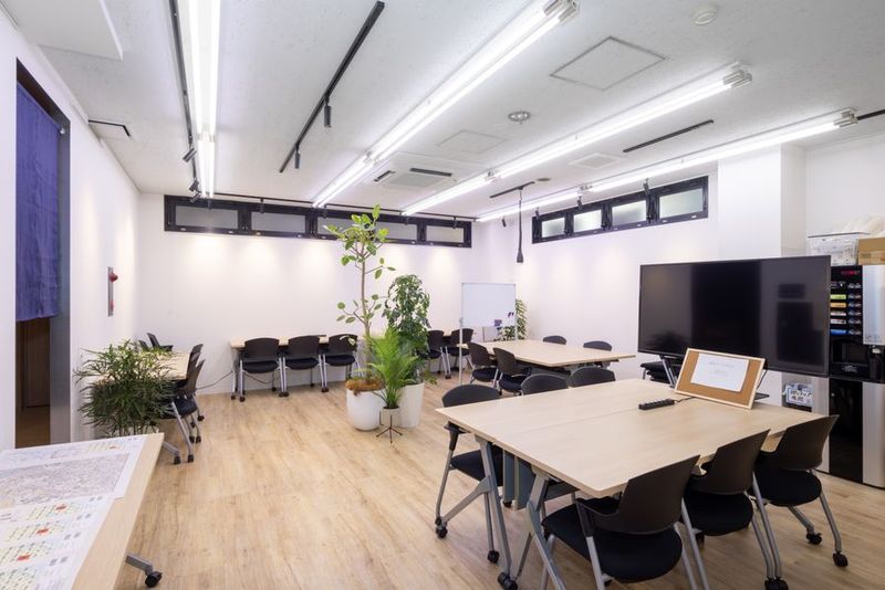 イベントにビジネスに、多目的に利用できるレンタルスペースです。
電源・Wi-Fi・大型モニター・ホワイドボード完備！机・椅子もご利用いただけます。 - 神楽坂レンタルスペース文悠 神楽坂駅徒歩2分！レンタルスペース/イベント/ギャラリー/会議室の室内の写真