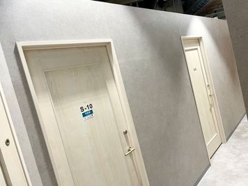 いいオフィス南越谷 【S-10】4名会議室（天井空きあり）※予約時間前は入室不可の室内の写真