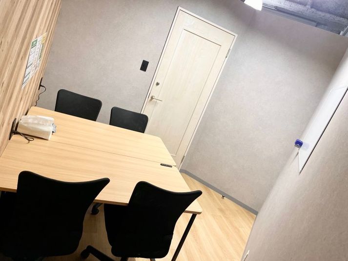 【S-10】4名会議室(天井空きあり)※予約時間前は入室不可 - いいオフィス南越谷
