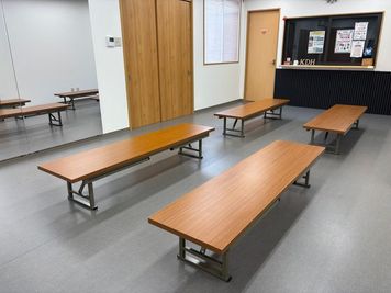 座卓に高さ変更可能 - 川口ダンスホーム（レンタルスタジオ） 【オープン記念価格】会議・勉強会・ワークショップ・交流会向け貸切の室内の写真