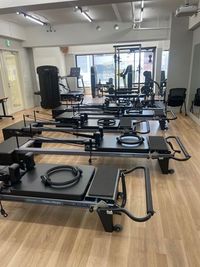 芦屋駅徒歩3分！リフォーマー5台＆本格トレーニングマシン完備。鏡張りでピラティス・ダンス・パーソナルに最適な空間 - ロンドンピラティスジャパン
