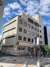 三条通りに面するビルの２Fです。エントランスから2Fにお上がりください。 - YAMATO BASE　奈良 【１名】パーソナルブースE☆高速Wi-Fi無料！ウェビナーに最適の外観の写真