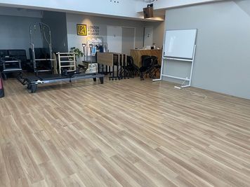 ロンドンピラティスジャパン JR芦屋駅前ピラティスレンタルスタジオの室内の写真