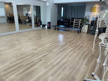 ロンドンピラティスジャパン JR芦屋駅前ピラティスレンタルスタジオの室内の写真