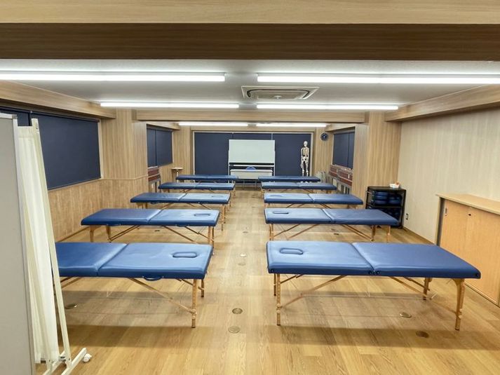 施術ベッド10台までが推奨（MAX4台まで追加可能） - マジックハンズ 施術・マッサージ・治療・エステ向けのボディーワークスペース3-Aの室内の写真