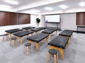 施術ベット最大8台
オプション　台/1100円 - 貸会議室ルームス八丁堀店 【ROOMs八丁堀店　第2会議室】メトロ日比谷線八丁堀駅3分の設備の写真