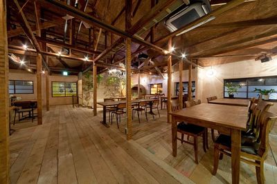 当館で最も大きいフロアで、各種撮影やセミナー、イベントのメインとして使用されます。​広いので撮影などもしやすく、TVやCMの動画撮影や大きい商品の撮影もOK！ - Fun Space Diner 【夜の部】2階全フロア貸切プランの室内の写真