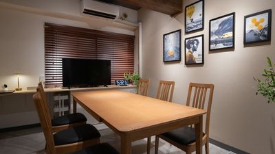 淀屋橋の完全個室貸会議室｜大型モニターで資料共有もスムーズ - BASEON淀屋橋 淀屋橋駅 徒歩1分｜上質 貸会議室｜会議・商談にの室内の写真