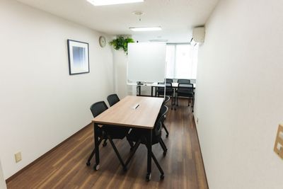 キャスター付きのテーブルと椅子だから楽々レイアウト変更も可能！ - リコアスペース 北品川 リコアスペース北品川｜会議室・セミナー・スポーツ観戦・動画撮影の室内の写真