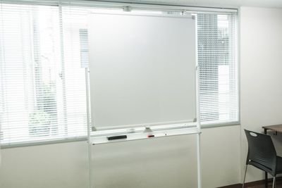 90cmのホワイトボードで両面使えるのでセミナーで大活躍！専用マジック（赤・黒）、イレイサー付き - リコアスペース 北品川 リコアスペース北品川｜会議室・セミナー・スポーツ観戦・動画撮影の設備の写真