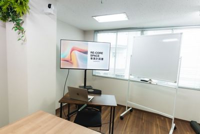 50インチモニターとホワイトボード、そしてセミナー講師用のデスクも完備！ - リコアスペース 北品川 リコアスペース北品川｜会議室・セミナー・スポーツ観戦・動画撮影の室内の写真
