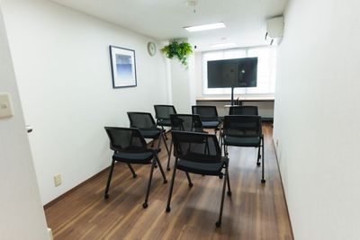 テーブルを閉まって、セミナー会場としても！【リコアスペース北品川】 - リコアスペース 北品川 リコアスペース北品川｜会議室・セミナー・スポーツ観戦・動画撮影の室内の写真