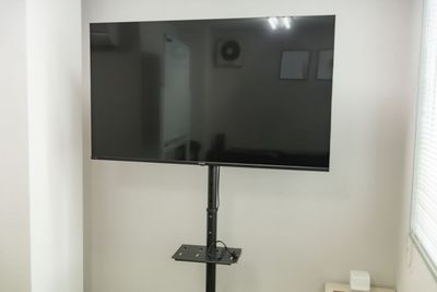 50インチモニターで、プレゼンや会議、ワークショップ、テレワークに最適！ - リコアスペース 北品川 リコアスペース北品川｜会議室・セミナー・スポーツ観戦・動画撮影の設備の写真