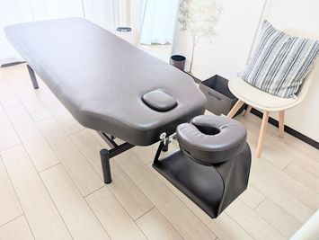 施術ベッドはアームレストあり
更に高さ調整も可能 - 町田レンタルサロン 町田レンタルサロン　の室内の写真