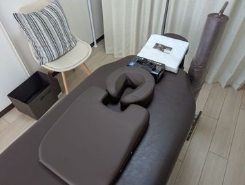 ★無料で使える備品
防水ベッドシーツ（アロマオイル等もベッドを気にせず使えます！）
枕カバー
胸枕
ゴム手袋(Lサイズ)
その他（ウェットティシュ等もあり） - 町田レンタルサロン 町田レンタルサロン　の設備の写真