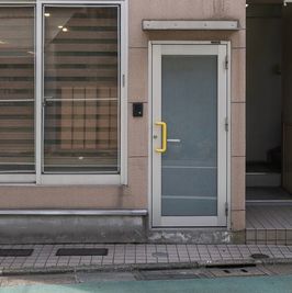 【1階フラット動線】段差のない路面店だから、重い撮影機材やベビーカーの搬入、キッズの送り迎えもノーストレスです！ - SatOn45 the STUDIO NET 中延・荏原・戸越 SatOn45 the STUDIO　ー中延・荏原・戸越ーの入口の写真