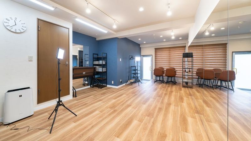 幅約6m, 奥行約2〜3mフロア、鏡の幅5.4mのスタジオ内 - SatOn45 the STUDIO NET 中延・荏原・戸越 SatOn45 the STUDIO　ー中延・荏原・戸越ーの室内の写真