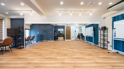 【大型ミラー正面】壁一面の鏡は継ぎ目が目立たないプロ施工。ダンスのフォームチェックに集中できます。 - SatOn45 the STUDIO NET 中延・荏原・戸越 SatOn45 the STUDIO　ー中延・荏原・戸越ーの室内の写真