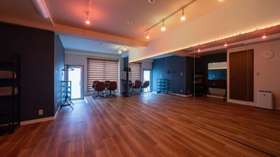 カラフルな照明シーンもスイッチ切替で可能です。撮影にも効果有り！ - SatOn45 the STUDIO NET 中延・荏原・戸越 SatOn45 the STUDIO　ー中延・荏原・戸越ーの室内の写真