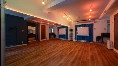 【集中空間】オレンジ系の照明パターン。ヒップホップダンスの世界観やヨガの瞑想に最適。 - SatOn45 the STUDIO NET 中延・荏原・戸越 SatOn45 the STUDIO　ー中延・荏原・戸越ーの室内の写真