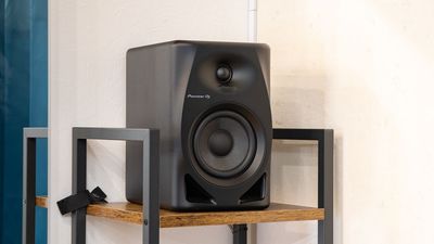 【高音質スピーカー】音質に定評のある本格Pioneer DJ製スピーカーを常備。Bluetooth接続可。外部入力用ケーブルも完備。 - SatOn45 the STUDIO NET 中延・荏原・戸越 SatOn45 the STUDIO　ー中延・荏原・戸越ーの設備の写真