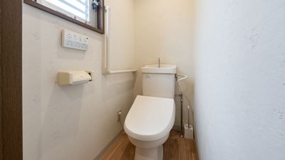 【快適トイレ】常に清潔に保たれたウォシュレット付きの最新トイレ。手すり完備でどなたでも安心です。 - SatOn45 the STUDIO NET 中延・荏原・戸越 SatOn45 the STUDIO　ー中延・荏原・戸越ーの設備の写真