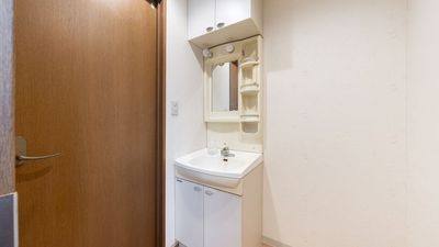 【更衣室・洗面台】ドアで仕切られた更衣室に広く綺麗な洗面スペース。レッスン後のお化粧直しや、動画撮影前のヘアメイクに便利。 - SatOn45 the STUDIO NET 中延・荏原・戸越 SatOn45 the STUDIO　ー中延・荏原・戸越ーの設備の写真
