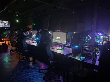 PC エリア　※消灯時 - UAI（USEYA ADVANCED INDUSTRY） 多目的レンタルスペースの室内の写真