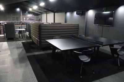 2F・ブレイクエリア内 会議テーブル - UAI（USEYA ADVANCED INDUSTRY） 多目的レンタルスペースの室内の写真