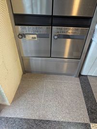 こちらの一番下、左側のポストに鍵BOXがございます。 - THE DOJO GYM (STUDIO)［中野店］ 24時間レンタルスタジオ | ダンス | 多目的スペース の入口の写真
