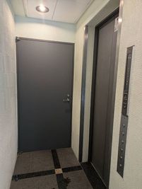 グレーの扉は別の場所ですので、開けないようにお願いいたします。
右手エレベーターで地下がスタジオになります。 - THE DOJO GYM (STUDIO)［中野店］ 24時間レンタルスタジオ | ダンス | 多目的スペース の室内の写真
