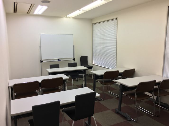 スクール形式（12名） - 貸会議室　X-FLOOR　川崎 Room１の室内の写真
