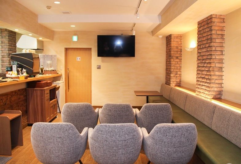 西新橋 貸会議室＆電源・WiFiくつろぎカフェ｜ロジカフェ ミニセミナー用　レンタルスペースの室内の写真