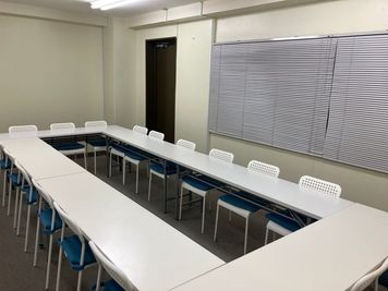⭐️最大18名収容⭐️少人数の打ち合わせ・面接に最適!小川町駅2分のリーズナブルなコンパクト会議室 - スタンダード会議室 神田錦町店No.1