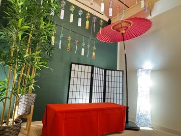 風鈴に囲まれた野点スペースで、和装の撮影を楽しみください。 - 和茶美ASAKUSA 浅草5分｜推し活•女子会•着物撮影•オフ会•デート｜映え和室の室内の写真