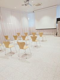 大きな窓と50㎡の広々空間。充実のキッチンとダンスに鏡セット、ダンス用シート完備で、パーティーから練習まで幅広く対応 - 幕張ベイパーク　クロスポート