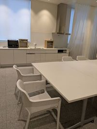 大きな窓と50㎡の広々空間。充実のキッチンとダンスに鏡セット、ダンス用シート完備で、パーティーから練習まで幅広く対応 - 幕張ベイパーク クロスポート