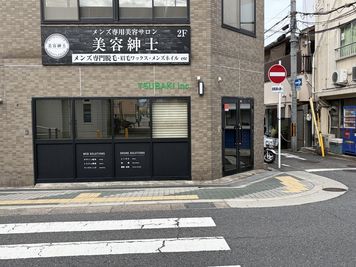 南海本線岸和田駅南口出てすぐ右手に見えるビルの一階です。 - TSUBAKI Rental Officeの入口の写真