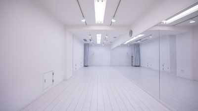 【オープン記念価格】白を基調にしたオシャレな空間。
最大8名収容可能（激しめダンスは6名程度）40 ㎡ - 244ダンススタジオ堺筋本町 【NEW】レンタルスタジオ　ダンス・ヨガ　堺筋本町駅徒歩5分の室内の写真