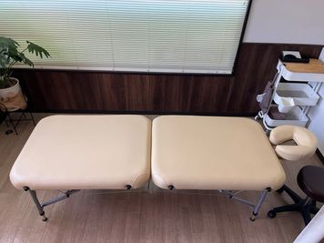 一番奥のベッドはTakada Bed（横幅70cm×縦183cm） - ボディケアサロン「アロマの風」 レンタルベッド（整体・足つぼ・フェイシャル・エステ）の室内の写真