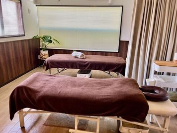 落ち着いた雰囲気の室内です。カーテンで仕切れば個室になります - ボディケアサロン「アロマの風」 レンタルベッド（整体・足つぼ・フェイシャル・エステ）の室内の写真