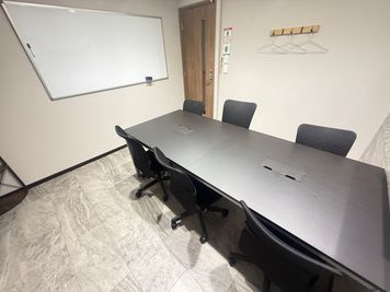 いいオフィス西荻窪 6名会議室（Room D）の室内の写真