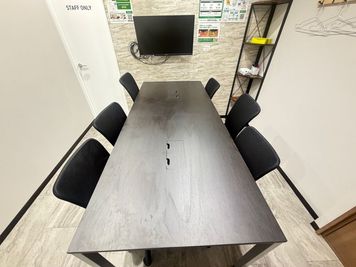 【西荻窪から徒歩1分】モニター・フリードリンク付き6名会議室(Room C) - いいオフィス西荻窪