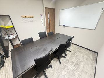 いいオフィス西荻窪 6名会議室（Room C）の室内の写真