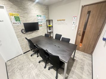 いいオフィス西荻窪 6名会議室（Room C）の室内の写真