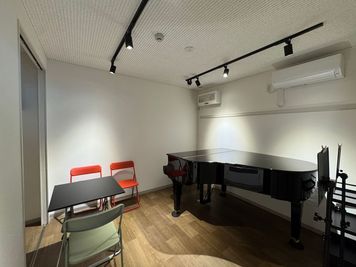 グランドピアノ併設の防音室 楽器・機器ご自由にお使い下さい お一人でもグループでもご利用可能 - スタジオ アリア