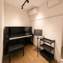 アップライトピアノ併設の防音室 楽器・機器ご自由にお使い下さい お二人まで同時にご利用可能 - スタジオ アリア