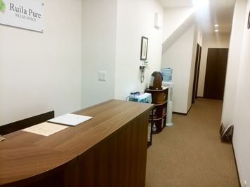 玄関からの室内状況 - Ruila Pure サロンスペースの入口の写真