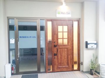 右側がレンタルルームの入口扉、左側の扉は管理事務所です。 - Ruila Pure サロンスペースの外観の写真