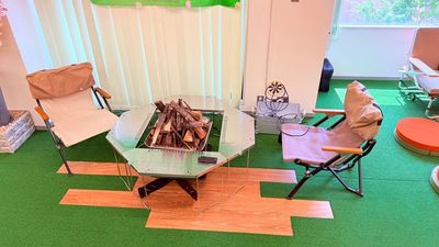 会場中央にはシンボルとなるキャンプファイヤースペース。参加者同士の交流やアイスブレイク、懇親会の演出にもおすすめです。 - ビジョンプレイス ビジョンプレイス2階　キャンプファイヤーの室内の写真